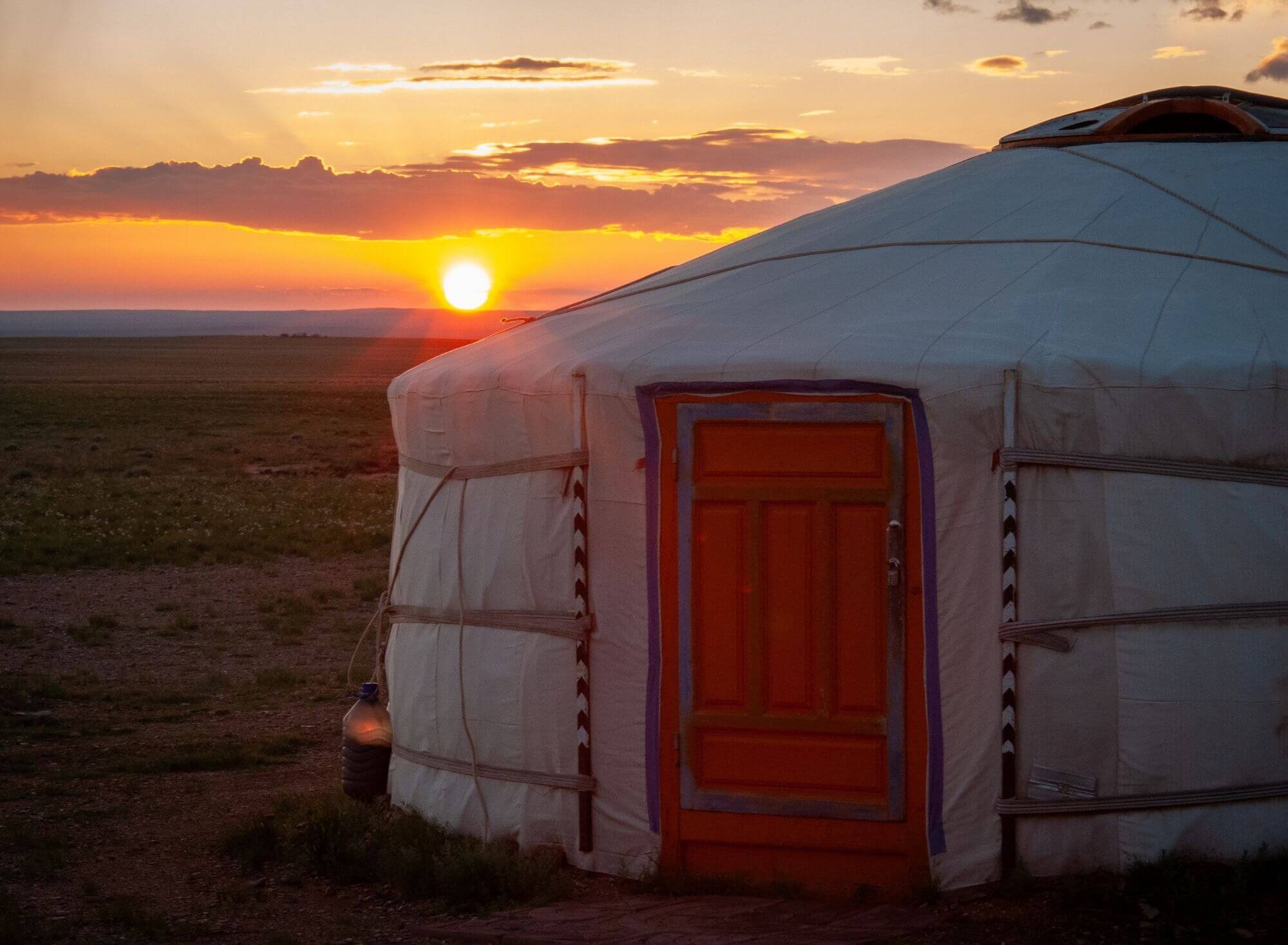 Zachód słońca, jurty, step