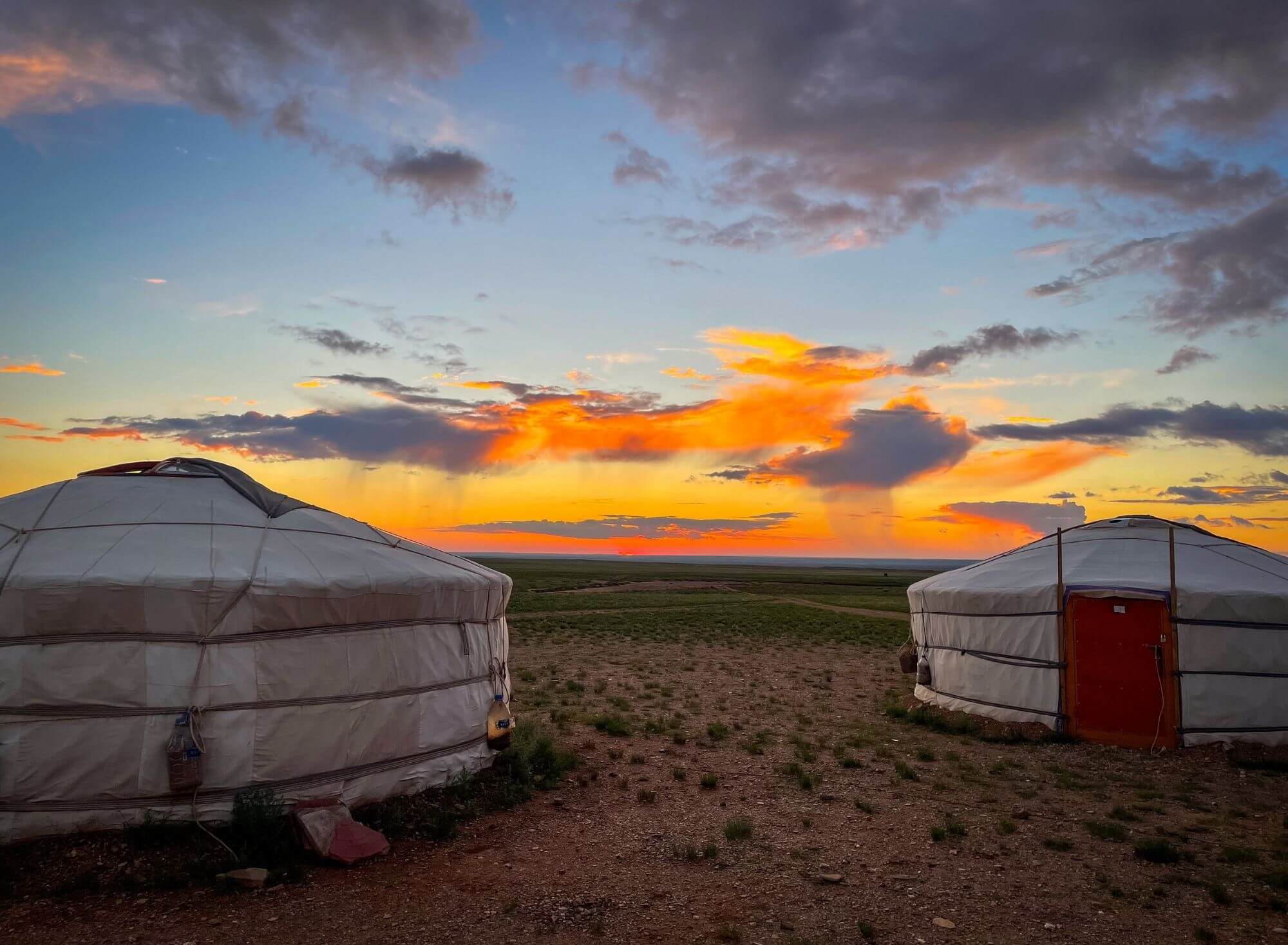 Mongolia, zachód słońca, jurty, step