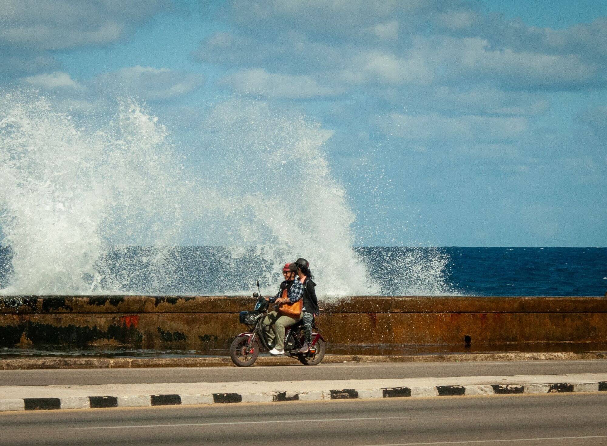 Fale, siła, ocean, motocykl, Malecon, Hawana, Kuba